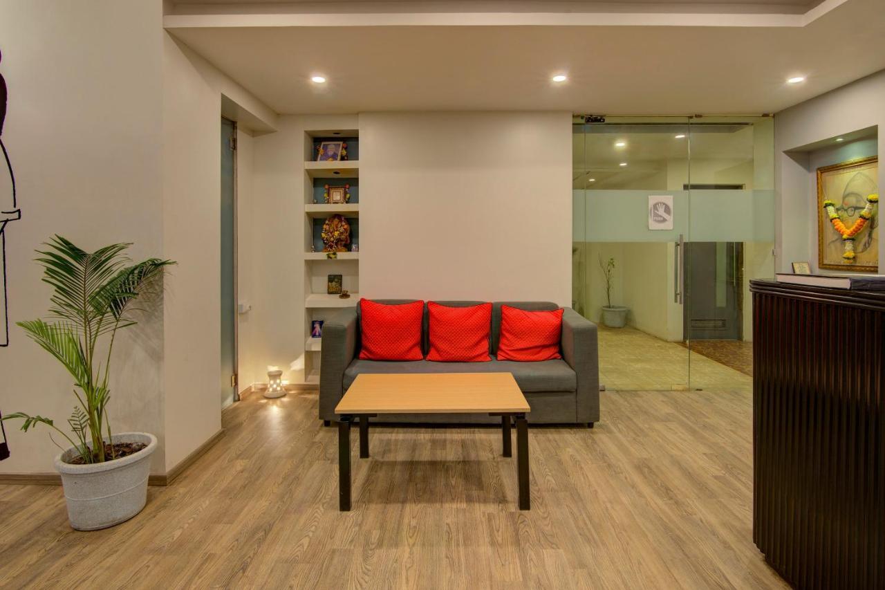 Vaccinated Staff- Oyo Townhouse 105 Khar West Station Otel Mumbai Dış mekan fotoğraf