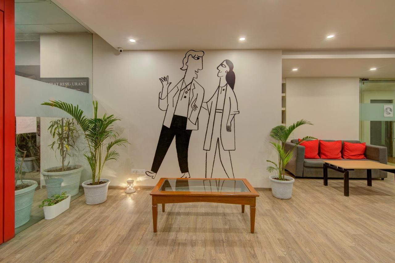 Vaccinated Staff- Oyo Townhouse 105 Khar West Station Otel Mumbai Dış mekan fotoğraf
