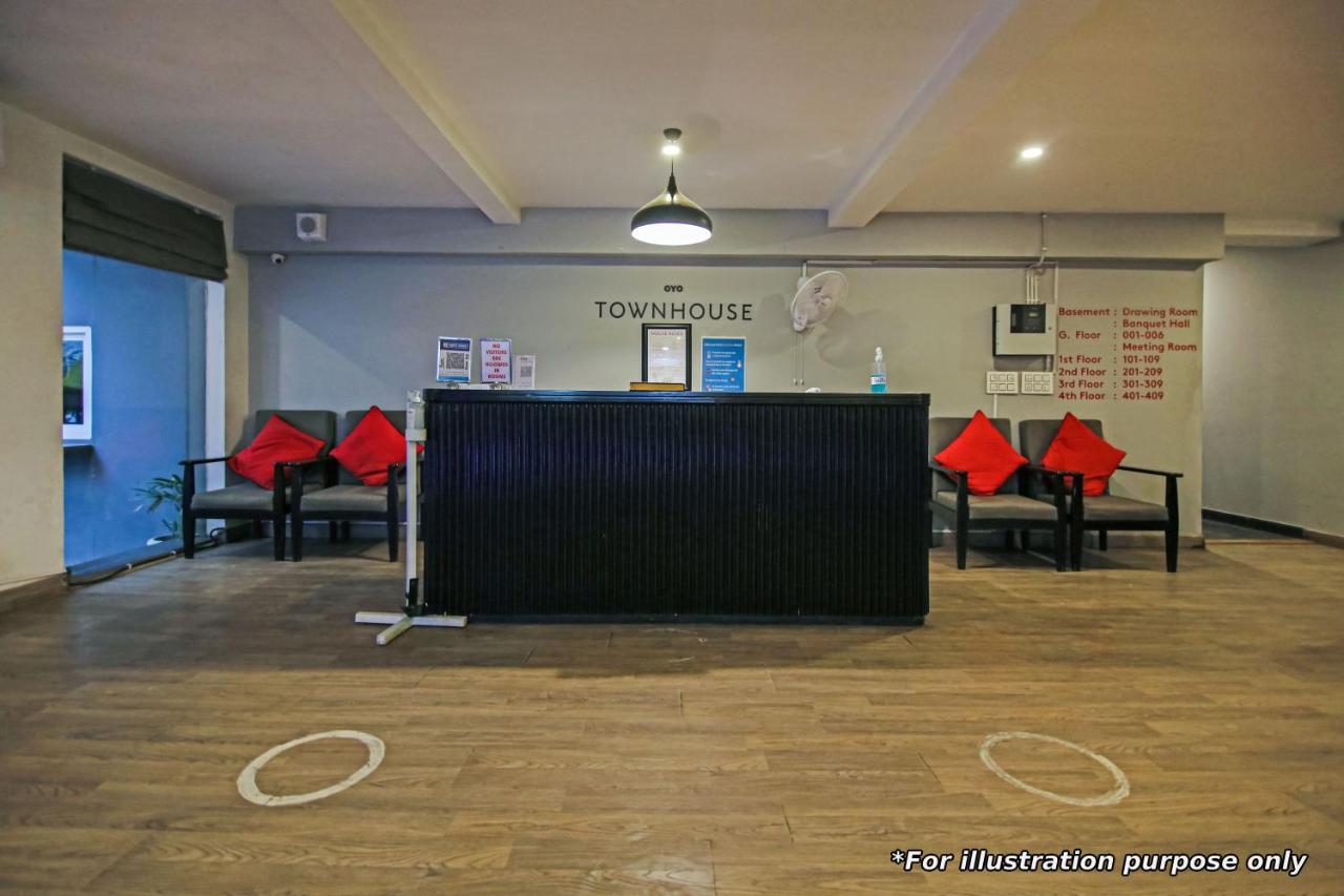 Vaccinated Staff- Oyo Townhouse 105 Khar West Station Otel Mumbai Dış mekan fotoğraf
