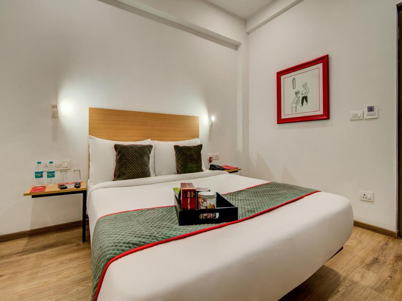 Vaccinated Staff- Oyo Townhouse 105 Khar West Station Otel Mumbai Dış mekan fotoğraf