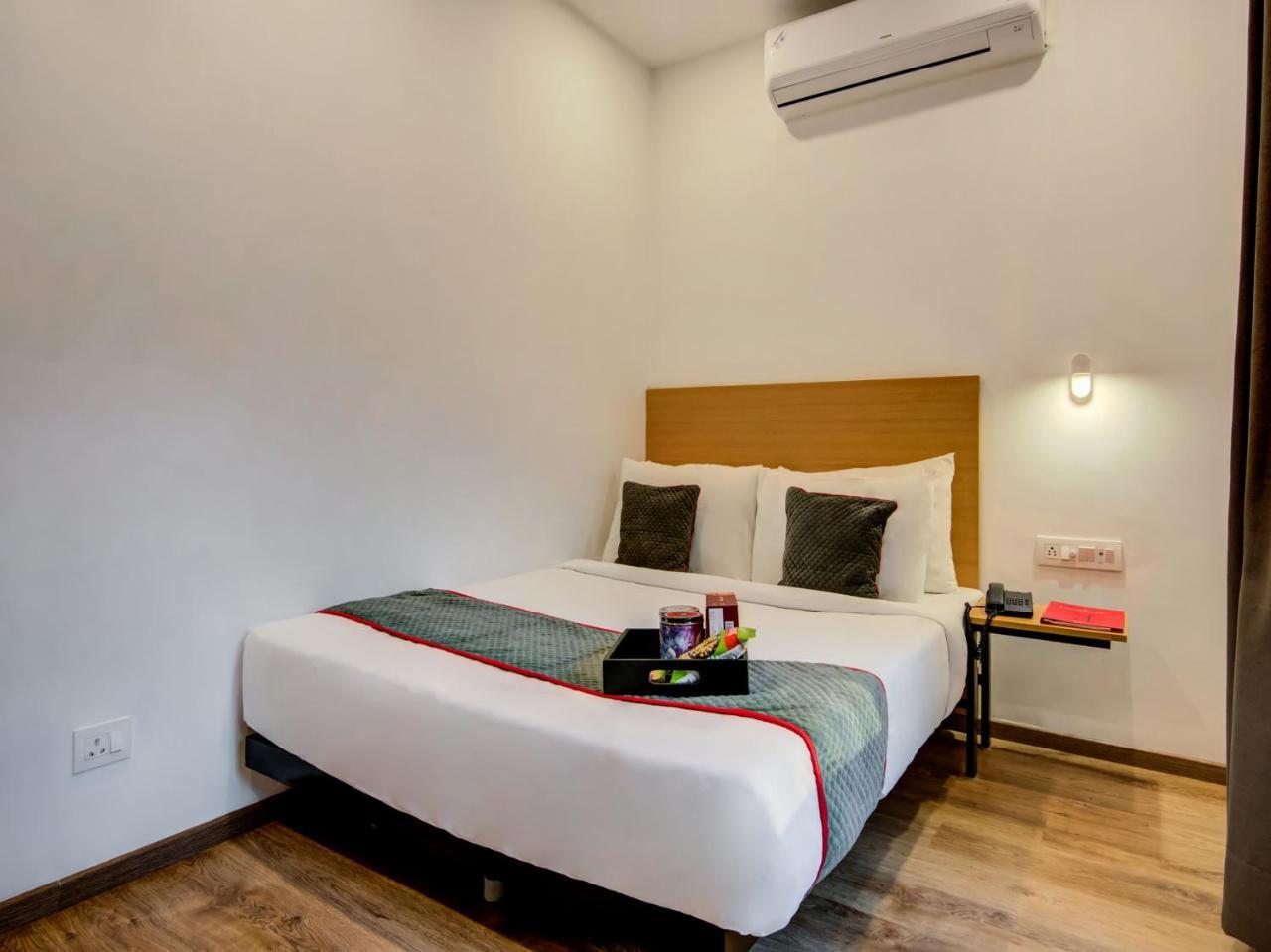 Vaccinated Staff- Oyo Townhouse 105 Khar West Station Otel Mumbai Dış mekan fotoğraf
