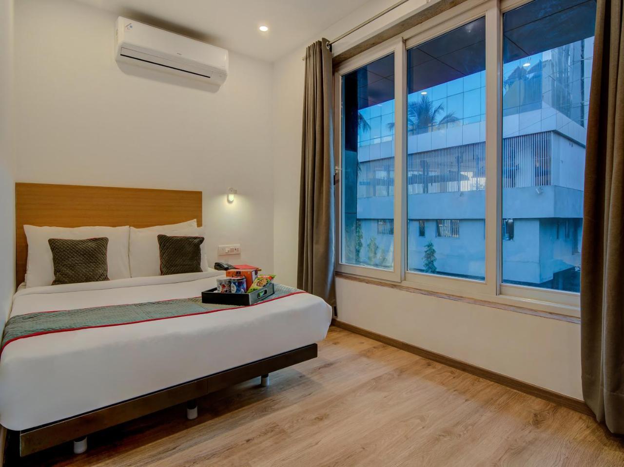 Vaccinated Staff- Oyo Townhouse 105 Khar West Station Otel Mumbai Dış mekan fotoğraf