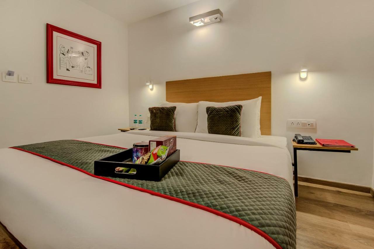 Vaccinated Staff- Oyo Townhouse 105 Khar West Station Otel Mumbai Dış mekan fotoğraf
