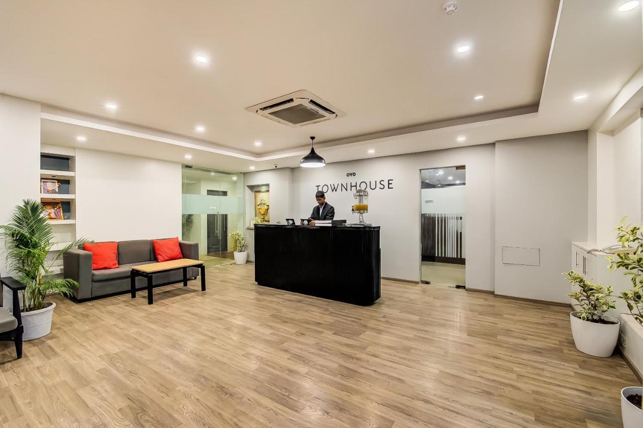 Vaccinated Staff- Oyo Townhouse 105 Khar West Station Otel Mumbai Dış mekan fotoğraf